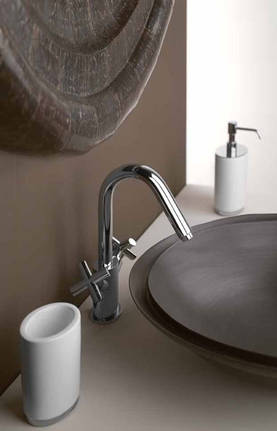 Gessi Ovale Zweigriff-Waschtischmischer chrom, art. 23221.031, rechts der Ovale Fl�ssigseifenspender in Keramik chrom, art. 25338.031 und links das Ovale Mundglas, art. 25332.031 in Keramik wei� chrom