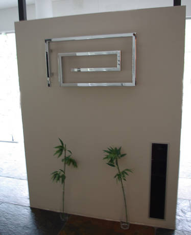Snake 85, Scirocco, Badheizk�rper in Niro-Stahl, Oberfl�che: Edelstahl geb�rstet, Gr��e 850x450mm, ausgestellt in der B�derausstellung in Brixen