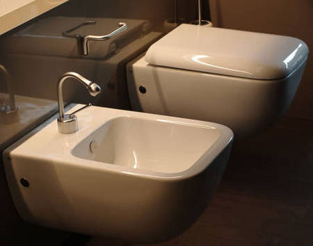 Goccia WC wandh�gend wei�, art. 39113.518 und Goccia Bidet wandh�ngend wei�, art. 39115.518