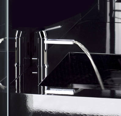 Der Auslauf der Gessi Riflessi Waschtischmischer ist mit Plexiglas versehen, welches eine blauschimmernde Farbe im Wasser hinterl�sst...auch mit Colour Led Farblicht lieferbar