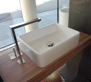 Flaminia Miniwash 48 Auflagewaschtisch wei� 48x33cm, art. MWL38 kombiniert mit einer Rettangolo Waschtischmischer mit Joystick chrom, Schaufenster Sanikal Brixen
