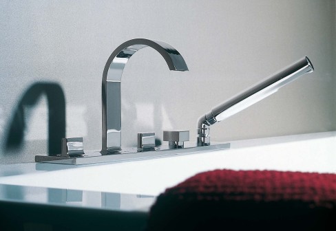Serie Aguablu, Zucchetti Rubinetti, Design Barbara Sordina, 5-Loch-Wannenrandarmatur mit Wanneneinlauf und ausziehbarer Handbrause, mit Rahmenplatte, art. ZA5477, Oberfl�che verchromt
