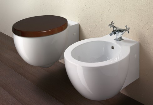 Serie Bellagio, Zucchetti Italia, Design Matteo Thun, Bidet-Armatur mit Kreuzgriffen, art. ZB1315, Oberfl�che verchromt, auf Catalano Roma Bidet, 58x39cm, art. BSRO, Farbe wei�, mit Catalano Roma WC, 58x39cm, art. VSRO, Farbe wei� mit WC-Deckl bakelite
