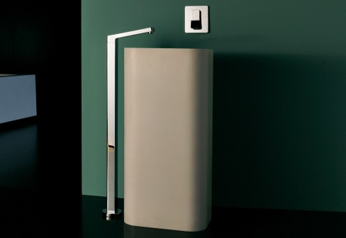 Serie Soft, Zucchetti Italia, Design Ludovica & Roberto Palomba, freistehende Waschtischauflauf zur Bodenmontage, art. Z92049 + R99693, mit UP-Wandarmatur, art. ZP7615 + R99613, Oberfl�che verchromt