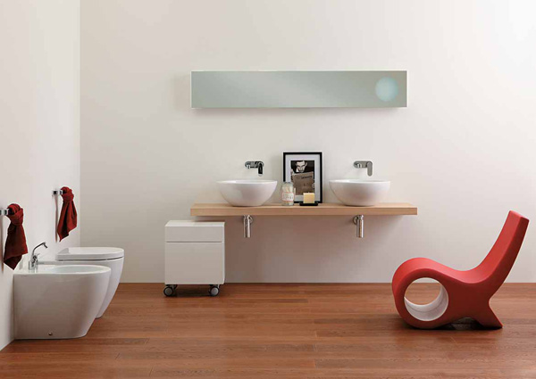 Der Fonte Aufsatzwaschtisch zusammen mit dem Flaminia Link WC bodenstehend - ausgestellt auf der Cersaie Messe 2009 in Bologna