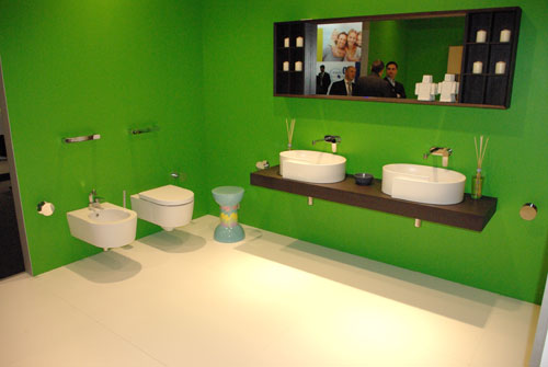 Link WC Bidet wandh�ngend in Farbe wei� matt - corian wei� - latte / milky white zusammen mit zwei Roll Aufsatzwaschtischen in Farbe wei� matt corian wei� milky white latte ausgestellt auf der ISH Messe 2011 in Frankfurt